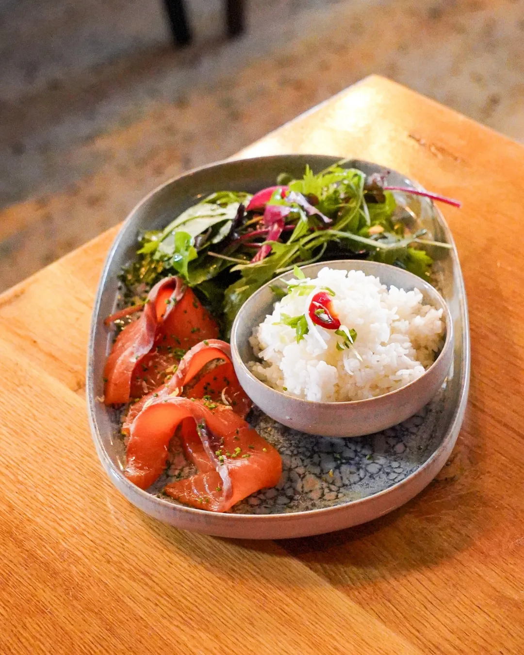 Gravlax de saumon maison, bol de riz et jeunes pousses