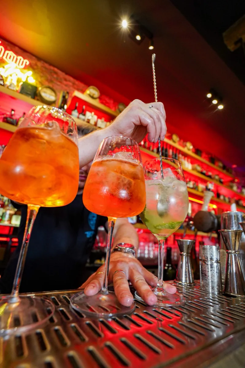 Barman réalisant un dosage millimétré au comptoir du Caribou