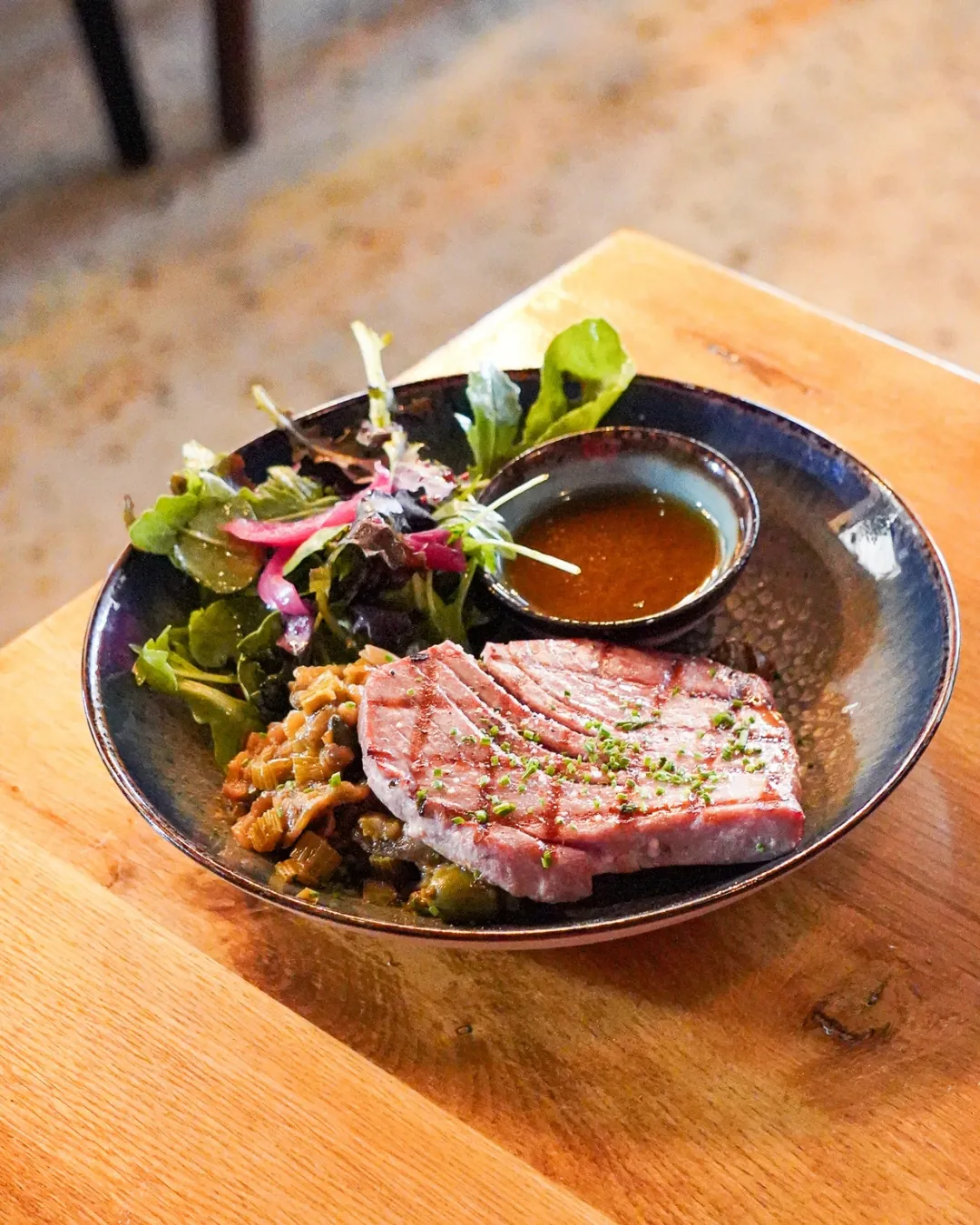 Steak de thon mi-cuit grillé, salade croquante et sauce maison
