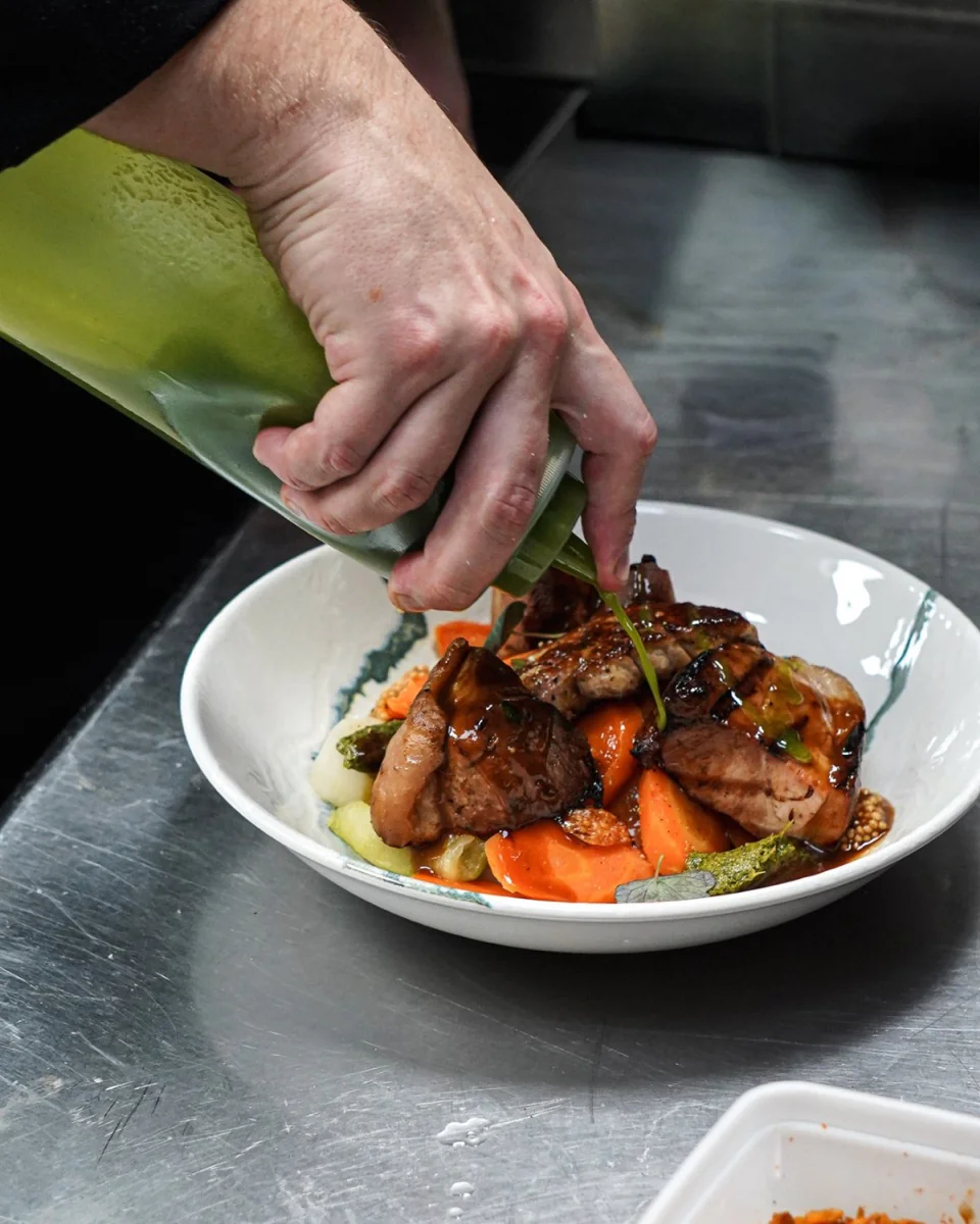 Le chef du Caribou en plein dressage d'une assiette