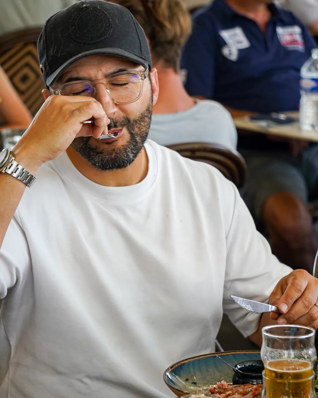 Client attablé qui savoure un plat au Caribou