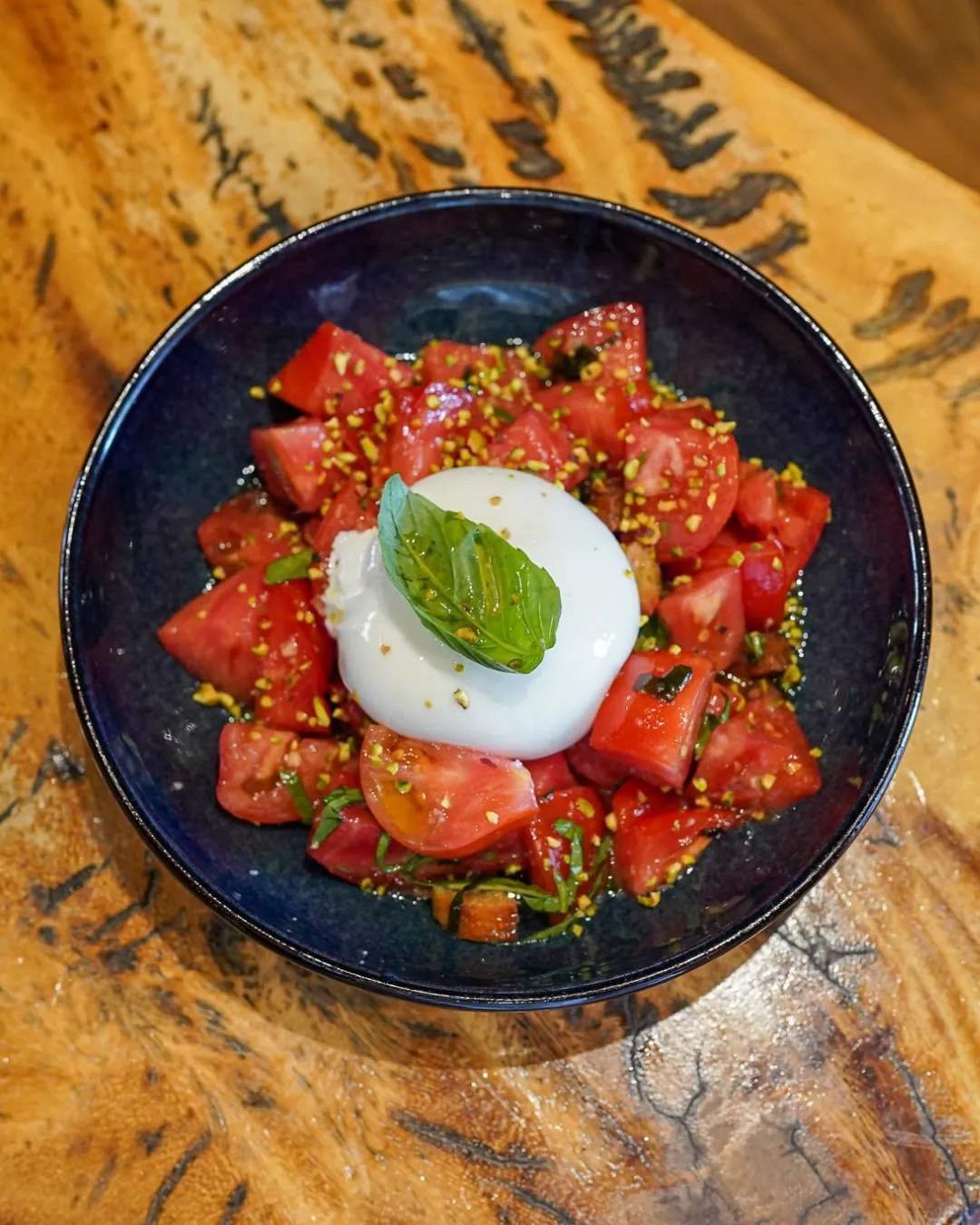 Tomate burrata à la pistache, entrée iconique du Caribou