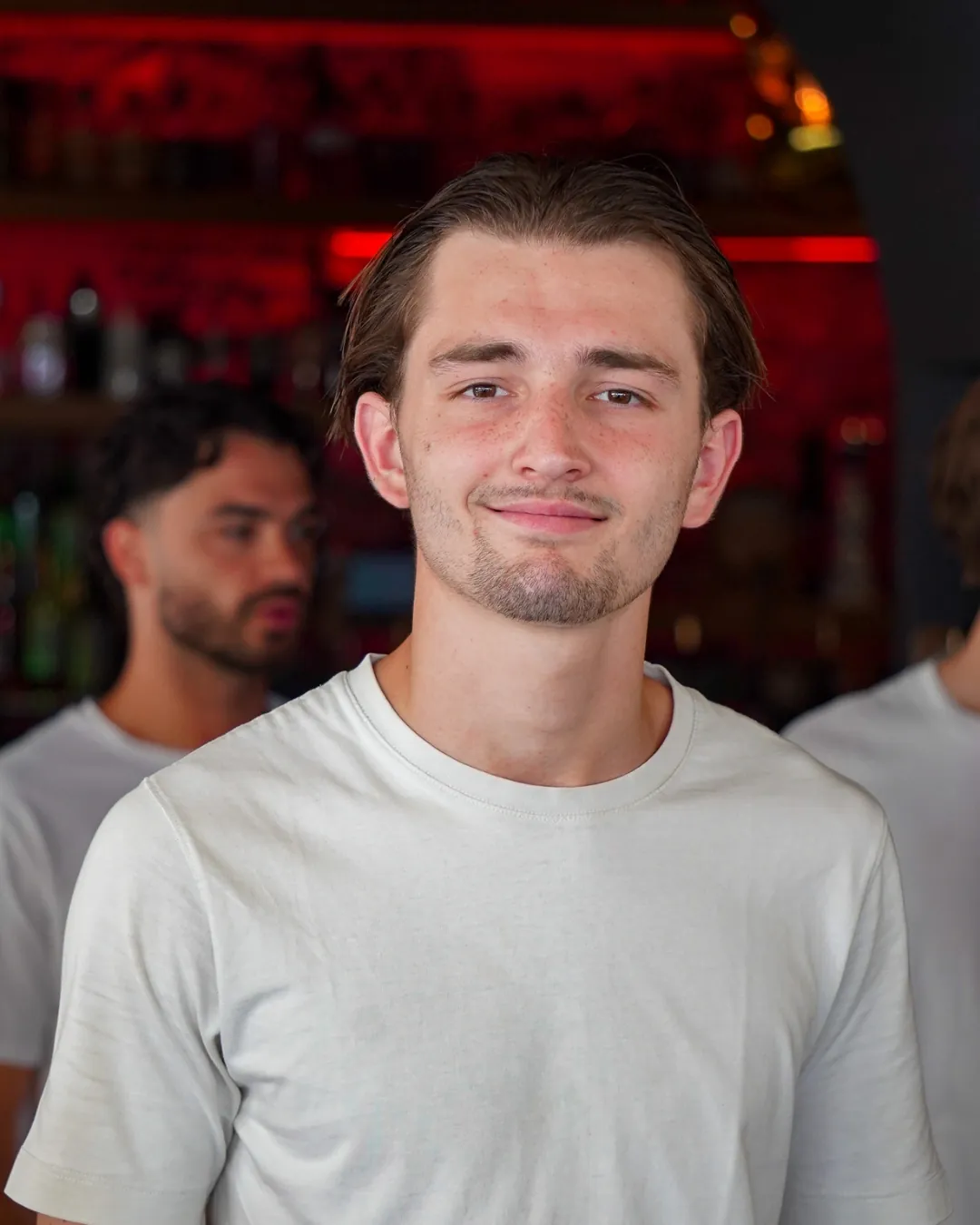 Portrait souriant d'un membre de l'équipe du Caribou devant le bar
