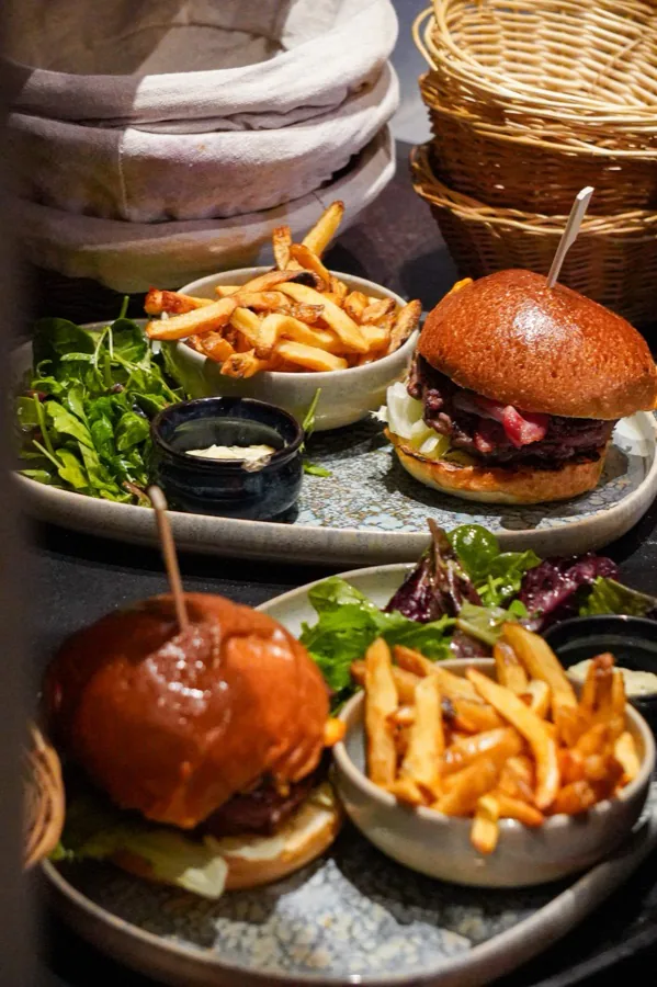 Plat généreux à partager en terrasse