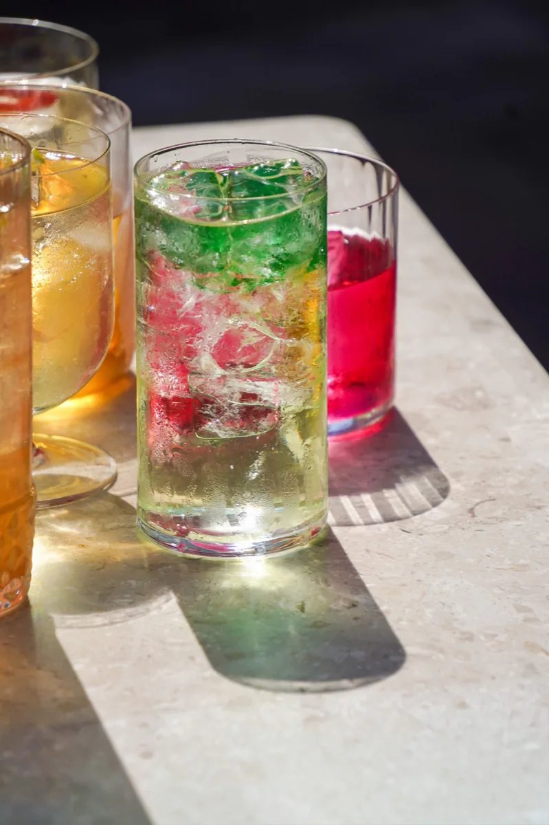 Cocktail baigné d'une lumière colorée au bar